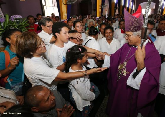 Realizan tercera peregrinación y Viacrucis en La Conquista 