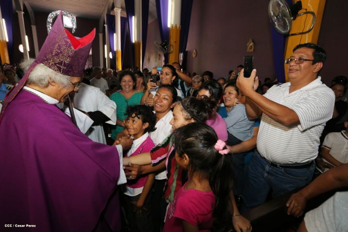 Realizan tercera peregrinación y Viacrucis en La Conquista 