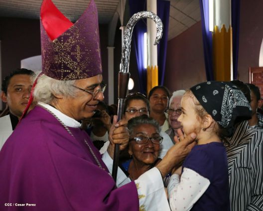 Realizan tercera peregrinación y Viacrucis en La Conquista 