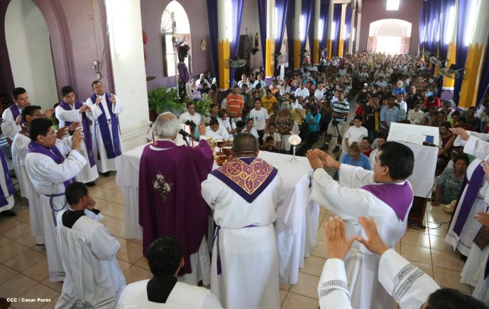 Realizan tercera peregrinación y Viacrucis en La Conquista 