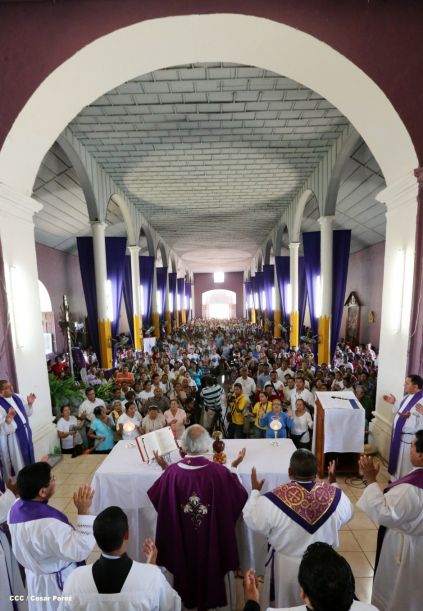 Realizan tercera peregrinación y Viacrucis en La Conquista 