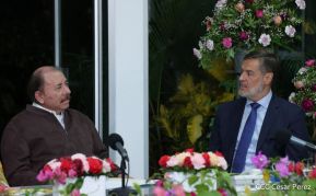 El Comandante Daniel Ortega y la Compañera Rosario Murillo en reunión con el Canciller de Venezuela  