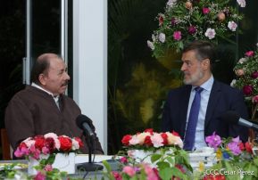 El Comandante Daniel Ortega y la Compañera Rosario Murillo en reunión con el Canciller de Venezuela  