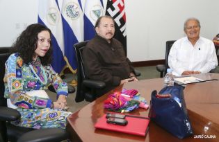 Daniel y Rosario sostienen encuentro con presidente electo de El Salvador, Salvador Sánchez Cerén