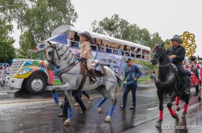 Espectacular desfile hípico por las calles de Managua