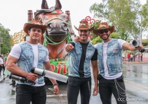 Espectacular desfile hípico por las calles de Managua