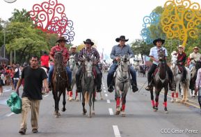 Espectacular desfile hípico por las calles de Managua
