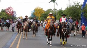 Espectacular desfile hípico por las calles de Managua
