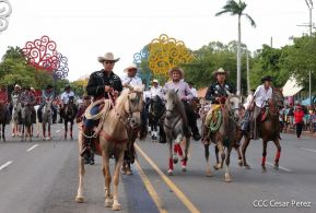 Espectacular desfile hípico por las calles de Managua