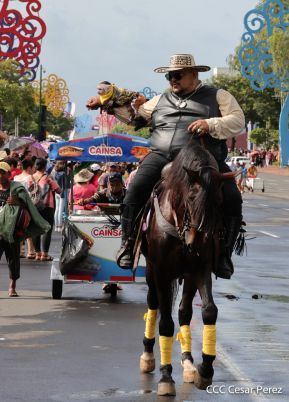 Espectacular desfile hípico por las calles de Managua