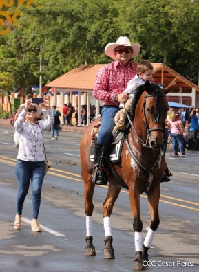 Espectacular desfile hípico por las calles de Managua