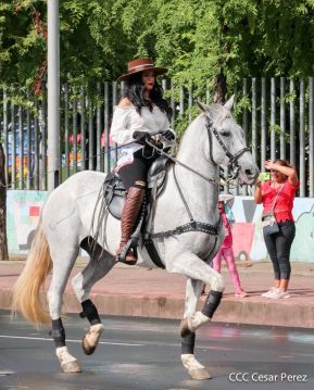 Espectacular desfile hípico por las calles de Managua