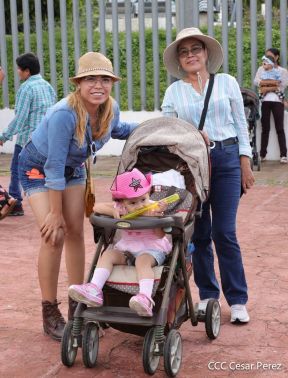 Espectacular desfile hípico por las calles de Managua