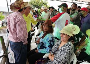 Espectacular desfile hípico por las calles de Managua