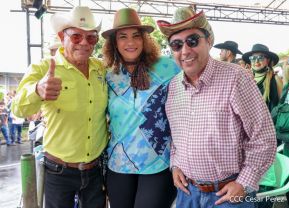 Espectacular desfile hípico por las calles de Managua