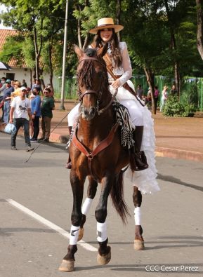 Espectacular desfile hípico por las calles de Managua