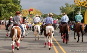 Espectacular desfile hípico por las calles de Managua