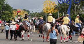 Espectacular desfile hípico por las calles de Managua