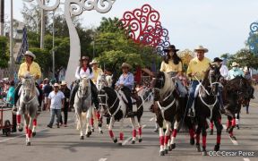 Espectacular desfile hípico por las calles de Managua