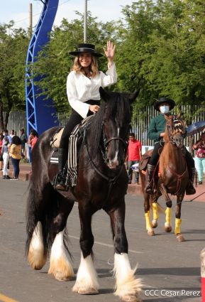Espectacular desfile hípico por las calles de Managua