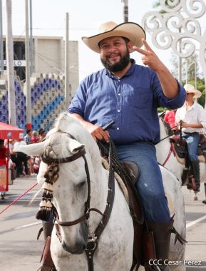 Espectacular desfile hípico por las calles de Managua