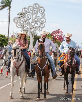 Espectacular desfile hípico por las calles de Managua