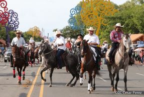 Espectacular desfile hípico por las calles de Managua