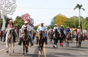 Espectacular desfile hípico por las calles de Managua