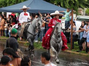 Espectacular desfile hípico por las calles de Managua