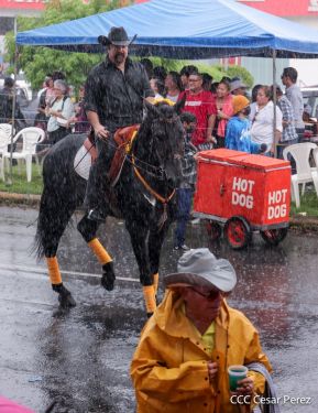 Espectacular desfile hípico por las calles de Managua