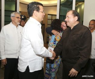 Daniel y Rosario sostienen encuentro con presidente electo de El Salvador, Salvador Sánchez Cerén