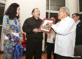 Daniel y Rosario sostienen encuentro con presidente electo de El Salvador, Salvador Sánchez Cerén