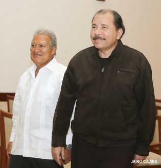 Daniel y Rosario sostienen encuentro con presidente electo de El Salvador, Salvador Sánchez Cerén