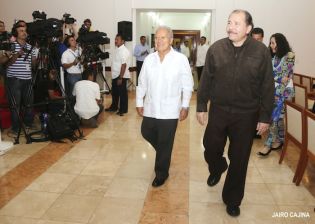 Daniel y Rosario sostienen encuentro con presidente electo de El Salvador, Salvador Sánchez Cerén
