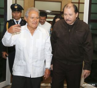 Daniel y Rosario sostienen encuentro con presidente electo de El Salvador, Salvador Sánchez Cerén