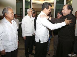 Daniel y Rosario sostienen encuentro con presidente electo de El Salvador, Salvador Sánchez Cerén