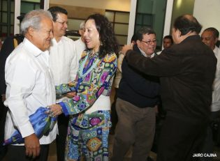 Daniel y Rosario sostienen encuentro con presidente electo de El Salvador, Salvador Sánchez Cerén