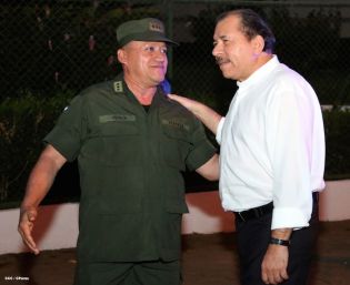 Presidente Daniel recibe Memoria Anual 2013 del Ejército de Nicaragua