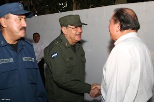 Presidente Daniel recibe Memoria Anual 2013 del Ejército de Nicaragua
