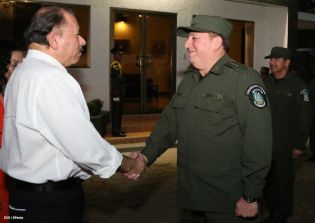Presidente Daniel recibe Memoria Anual 2013 del Ejército de Nicaragua