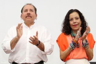 Presidente Daniel recibe Memoria Anual 2013 del Ejército de Nicaragua