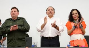 Presidente Daniel recibe Memoria Anual 2013 del Ejército de Nicaragua