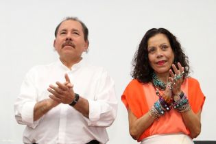 Presidente Daniel recibe Memoria Anual 2013 del Ejército de Nicaragua