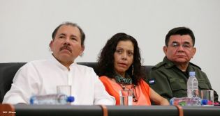 Presidente Daniel recibe Memoria Anual 2013 del Ejército de Nicaragua