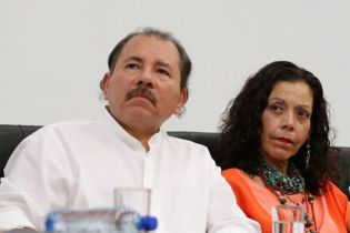 Presidente Daniel recibe Memoria Anual 2013 del Ejército de Nicaragua