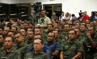 Presidente Daniel recibe Memoria Anual 2013 del Ejército de Nicaragua