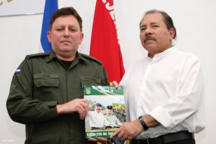 Presidente Daniel recibe Memoria Anual 2013 del Ejército de Nicaragua