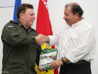 Presidente Daniel recibe Memoria Anual 2013 del Ejército de Nicaragua
