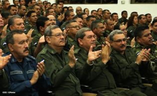 Presidente Daniel recibe Memoria Anual 2013 del Ejército de Nicaragua