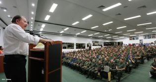 Presidente Daniel recibe Memoria Anual 2013 del Ejército de Nicaragua